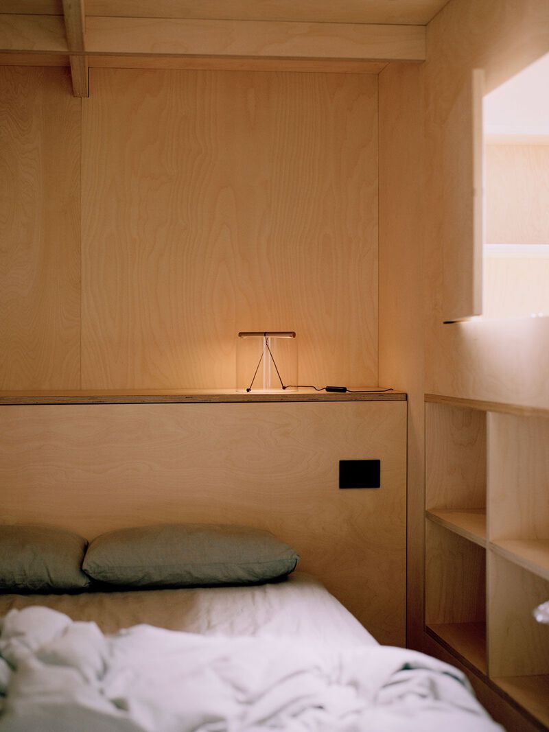 To-Tie table lamp by Guglilmo Poletti in a bedroom